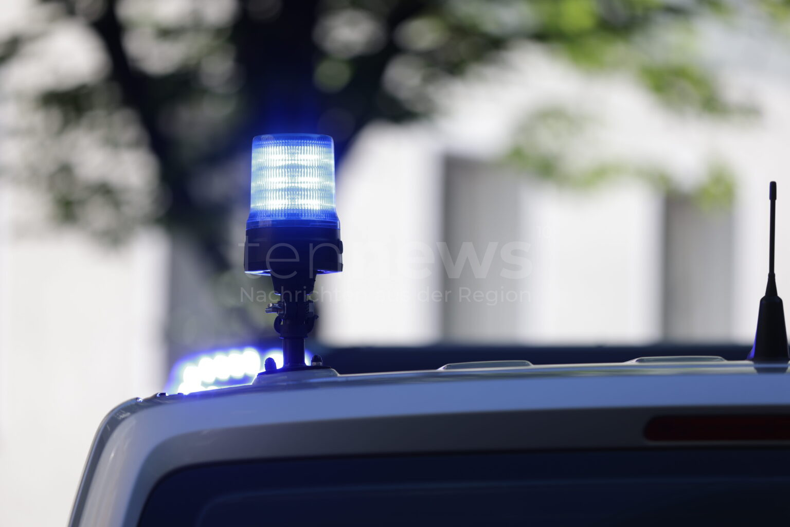 AUGSBURG-HOCHZOLL - Nach einer Unfallflucht in Hochzoll am Mittwoch (30.04.2025) sucht die Polizei den unbekannten Verursacher der BMW beschädigte. 🚘🔍