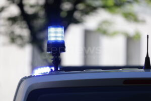 AUGSBURG-HOCHZOLL - Nach einer Unfallflucht in Hochzoll am Mittwoch (30.04.2025) sucht die Polizei den unbekannten Verursacher der BMW beschädigte. 🚘🔍