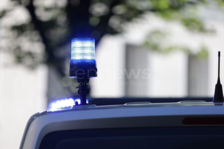 AUGSBURG-HOCHZOLL - Nach einer Unfallflucht in Hochzoll am Mittwoch (30.04.2025) sucht die Polizei den unbekannten Verursacher der BMW beschädigte. 🚘🔍