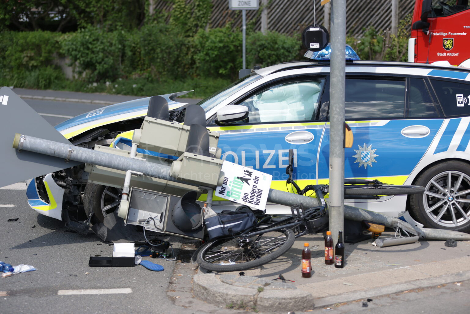 ALTDORF BEI NÜRNBERG - Bei einem Unfall mit einem Polizeiwagen am Donnerstag (01.05.2025) wurden vier Personen verletzt – Ampel stürzte um. 🚓🚲