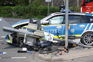 ALTDORF BEI NÜRNBERG - Bei einem Unfall mit einem Polizeiwagen am Donnerstag (01.05.2025) wurden vier Personen verletzt – Ampel stürzte um. 🚓🚲