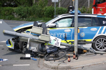 ALTDORF BEI NÜRNBERG - Bei einem Unfall mit einem Polizeiwagen am Donnerstag (01.05.2025) wurden vier Personen verletzt – Ampel stürzte um. 🚓🚲