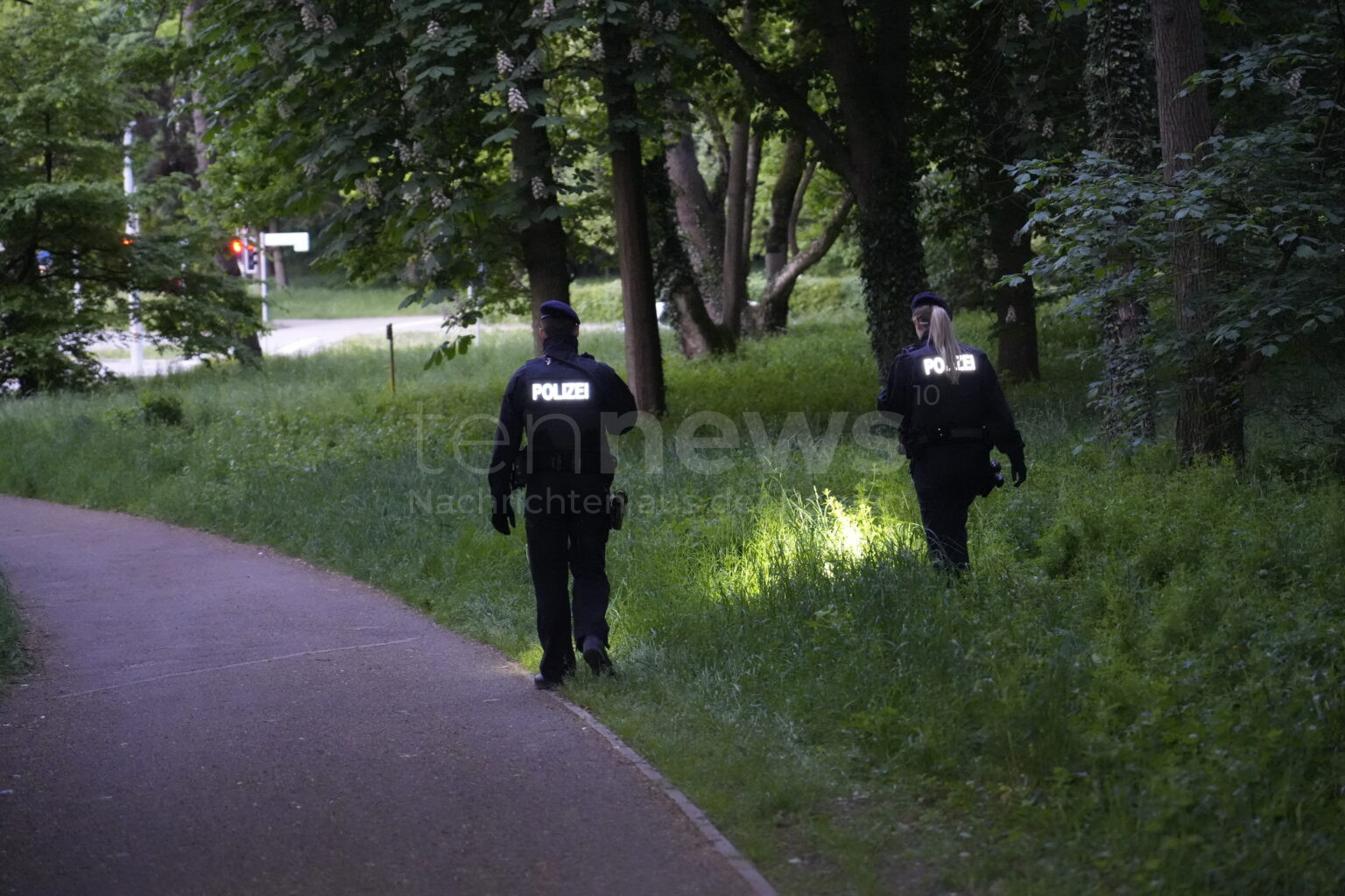 INGOLSTADT - 🚨 Dienstag (06.05.2025): Polizei fahndet nach gefesseltem Häftling (28), der barfuß nach Gerichtstermin flüchtete! 🦶