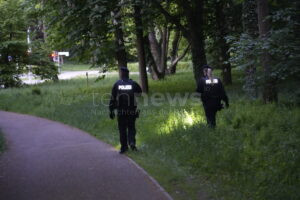 INGOLSTADT - 🚨 Dienstag (06.05.2025): Polizei fahndet nach gefesseltem Häftling (28), der barfuß nach Gerichtstermin flüchtete! 🦶