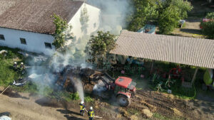 WAIDHOFEN - 🔥 30 Strohballen am Donnerstag (15.05.2025) auf Bauernhof in Kaifeck in Flammen! 80 Feuerwehrleute verhindern Übergreifen auf Maschinenhalle - Landwirte helfen mit Traktoren. 🚒