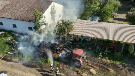 WAIDHOFEN - 🔥 30 Strohballen am Donnerstag (15.05.2025) auf Bauernhof in Kaifeck in Flammen! 80 Feuerwehrleute verhindern Übergreifen auf Maschinenhalle - Landwirte helfen mit Traktoren. 🚒