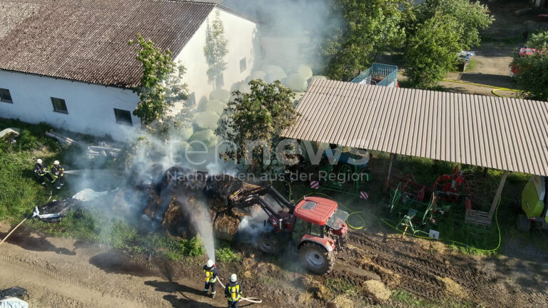 WAIDHOFEN - 🔥 Mittwoch (15.05.2025): 21 Heuballen brennen auf Bauernhof in Kaifeck – Kripo prüft Brandstiftung, Zeugen gesucht! 🚒