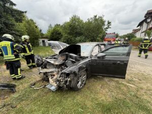 PFATTENHOFEN - 🚑 Donnerstag (22.05.2025): 65-Jähriger erleidet medizinischen Notfall am Steuer – 70.000 € Schaden bei Unfall in Niederscheyern 🧱