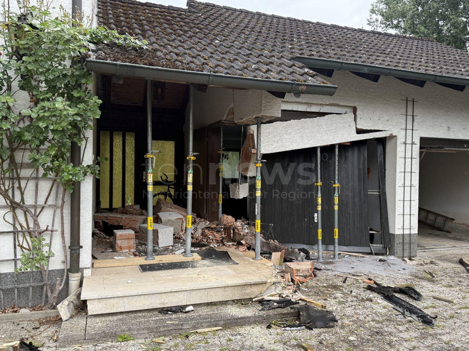 PFATTENHOFEN - 🚑 Donnerstag (22.05.2025): 65-Jähriger erleidet medizinischen Notfall am Steuer – 70.000 € Schaden bei Unfall in Niederscheyern 🧱