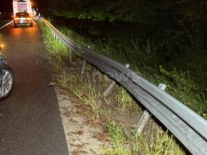 REICHERTSHOFEN - 🌧 BMW kracht wegen Aquaplaning am Mittwoch (28.05.2025) auf der A9 in Leitplanke – Fahrer verletzt, 15.000 € Schaden, Fahrbahn gesperrt! 🚑