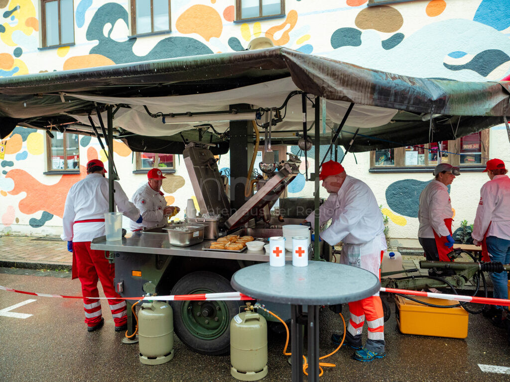 PFAFFENHOFEN AN DER ILM - 🍲 BRK zeigt Feldküche auf Maidult am Sonntag (04.05.2025) – Kaiserschmarrn, Gulasch & Ehrenamt live erleben 🚑