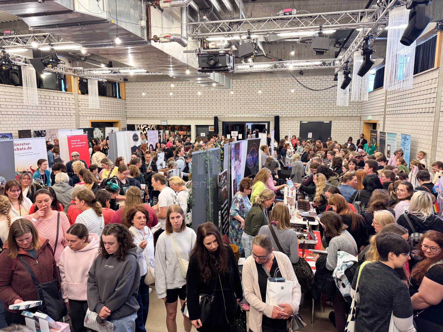 INGOLSTADT – Samstag (10.05.2025):📚Erfolgreiche Premiere der Seitenzauber Buchmesse begeistert mit 70 Ständen, Lesungen, Foodtrucks & literarischer Vielfalt.☀️