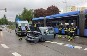 MÜNCHEN – 🚃🚗 Auto stößt am Montag (05.05.2025) in der Cosimastraße mit einer Tram zusammen. Keine Verletzten, der Schaden ist jedoch hoch.