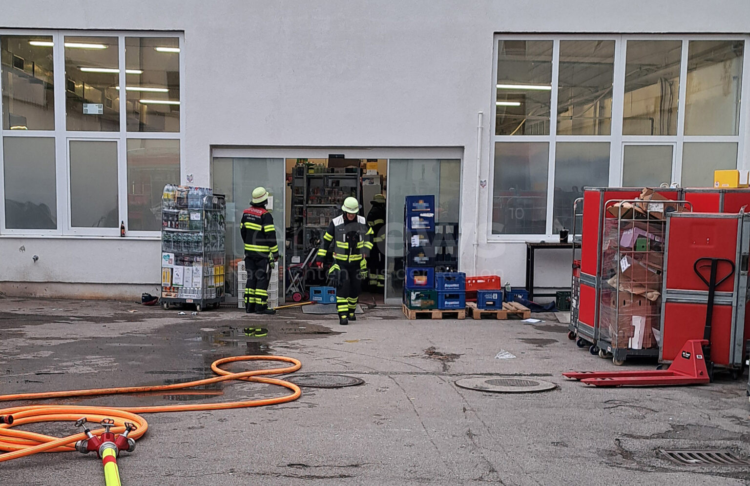 MÜNCHEN - 🔥 Ladeschrank für Akkus in Online-Supermarkt brennt am Dienstag (06.05.2025) – Feuerwehr löscht und kühlt Akkus in Wasserbad 🚒