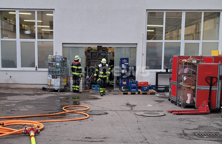 MÜNCHEN - 🔥 Ladeschrank für Akkus in Online-Supermarkt brennt am Dienstag (06.05.2025) – Feuerwehr löscht und kühlt Akkus in Wasserbad 🚒