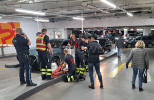 MÜNCHEN - 🚒 Feuerwehr befreit am Dienstag (06.05.2025) rund 60 Menschen aus blockiertem Parkhaus – Schranke abgeschraubt 🚗