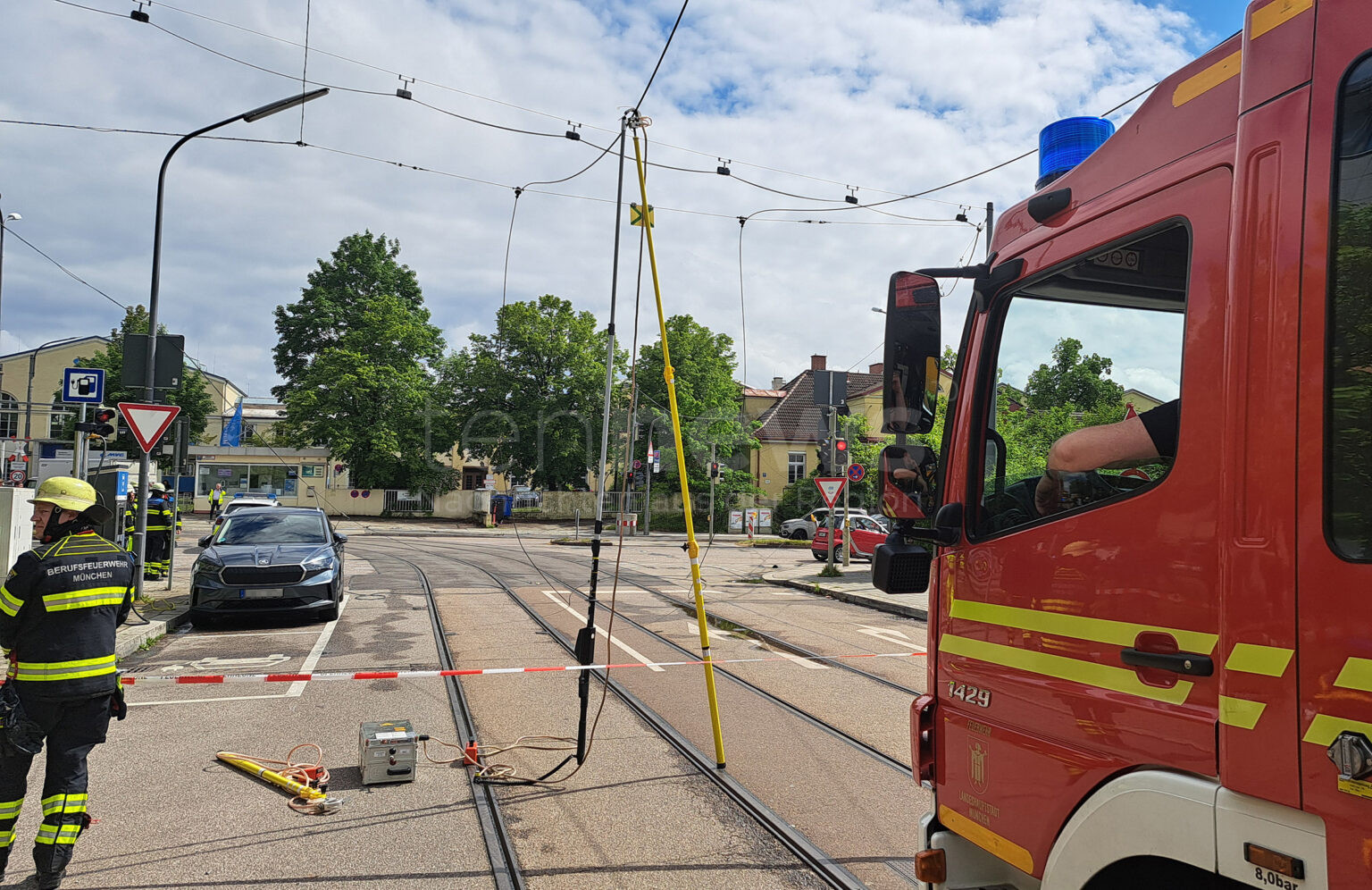 MÜNCHEN - ⚡ Laster reißt am Montag (26.05.2025) Oberleitung ab – Zwei Personen im Auto eingeschlossen, Tramverkehr gestoppt! 🚛