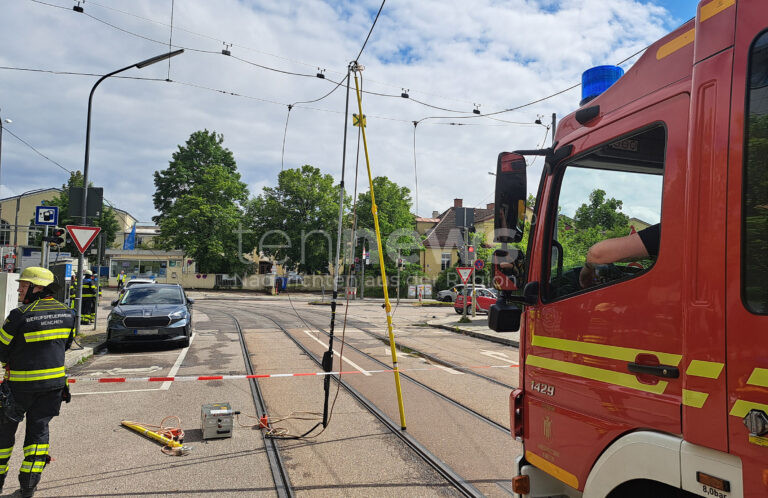 MÜNCHEN - ⚡ Laster reißt am Montag (26.05.2025) Oberleitung ab – Zwei Personen im Auto eingeschlossen, Tramverkehr gestoppt! 🚛