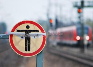 TAUFKIRCHEN - 🚆 Schwerer Unfall am S-Bahnhof am Donnerstag (01.05.2025)! 12-jähriges Mädchen von S3 erfasst beim Versuch, Kopfhörer aus Gleisen zu holen. Bundespolizei warnt vor Lebensgefahr! 🚨