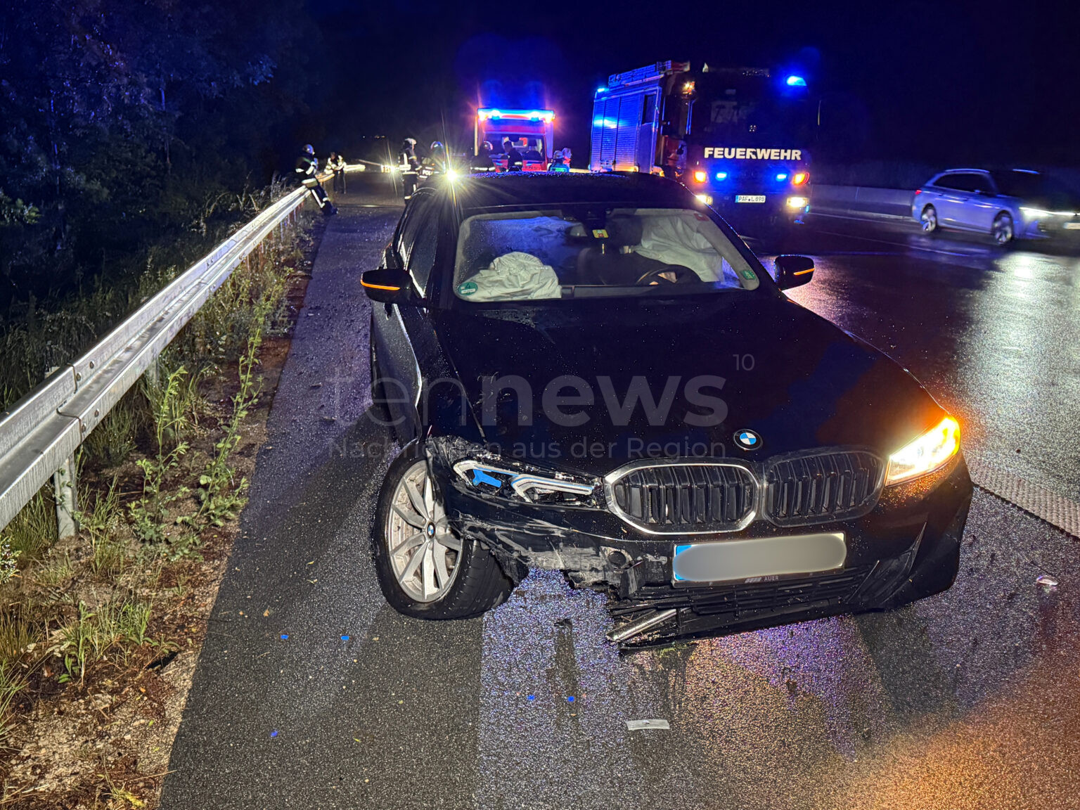 REICHERTSHOFEN - 🌧️ BMW kracht wegen Aquaplaning am Mittwoch (28.05.2025) auf der A9 in Leitplanke – Fahrer verletzt, 15.000 € Schaden, Fahrbahn gesperrt! 🚑