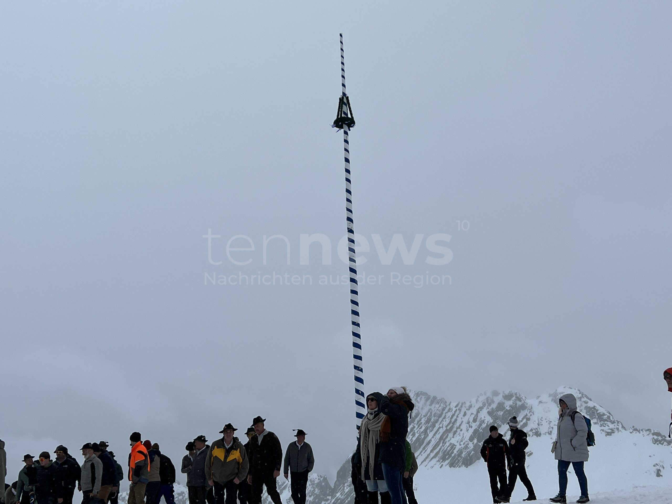 🌲 🎌 Maibaum Traditionen verraten die wahre Seele bayerischer Dörfer! Entdecken Sie, wie diese jahrhundertealte Tradition Einblicke in Dorfstrukturen, soziale Hierarchien und den Umgang mit Wandel gibt.