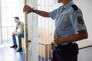 MÜNCHEN - 🚨 28-Jähriger am Montag (26.05.2025) am Flughafen festgenommen! Haftbefehl wegen versuchtem Mord an eigener Tochter! ⚖️
