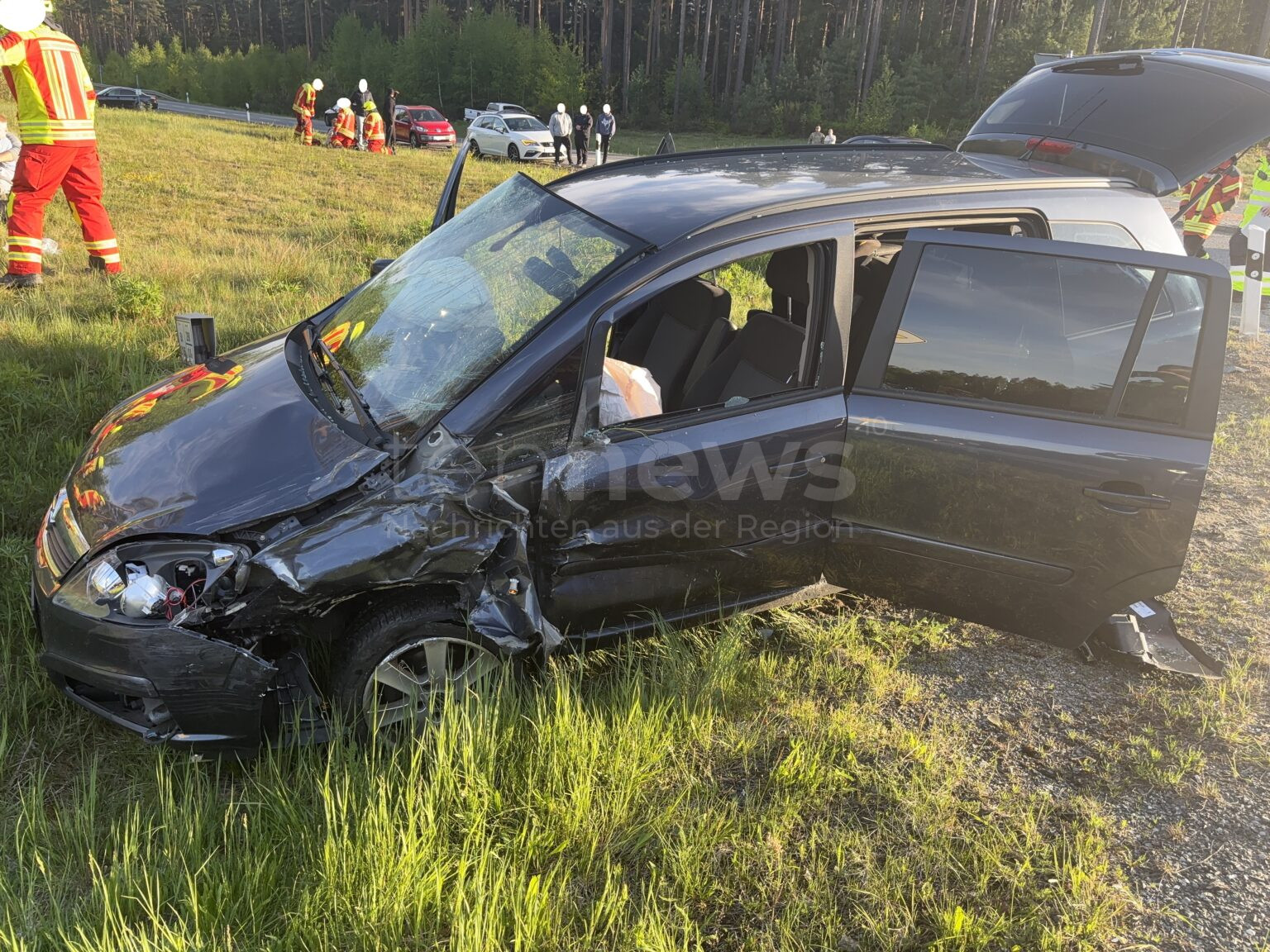 WEIHERHAMMER - 🚧 Acht Verletzte bei Frontalzusammenstoß auf St2166 am Dienstag (06.05.2025) – Totalschaden, Rettungshubschrauber im Einsatz 🚑