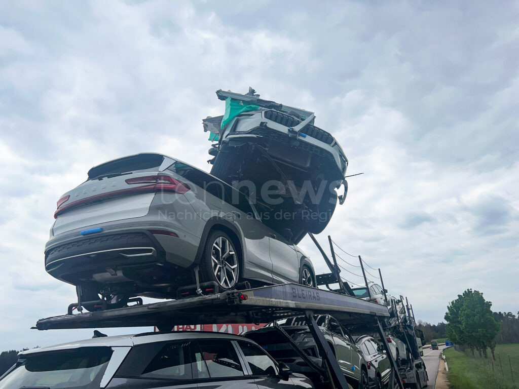 A6 BEI WAIDHAUS - 🚛 Autotransporter kracht am Donnerstag (08.05.2025) gegen Brücke – zwei Neuwagen zerstört, 100.000 Euro Schaden, aber niemand verletzt 🛑