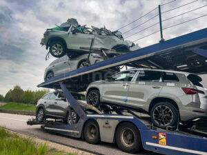 A6 BEI WAIDHAUS - 🚛 Autotransporter kracht am Donnerstag (08.05.2025) gegen Brücke – zwei Neuwagen zerstört, 100.000 Euro Schaden, aber niemand verletzt 🛑