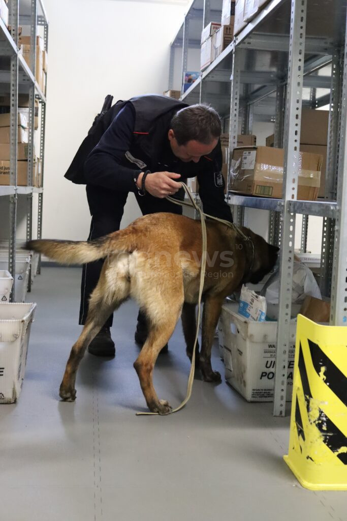 GRAFENWÖHR - 📦 Zoll entdeckt bei routinermäßiger Postkontrolle Viagra und Dopingmittel auf Truppenübungsplatz – Einsatz mit Röntgentechnik & Spürhunden 🐕