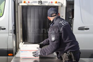 GRAFENWÖHR - 📦 Zoll entdeckt bei routinermäßiger Postkontrolle Viagra und Dopingmittel auf Truppenübungsplatz – Einsatz mit Röntgentechnik & Spürhunden 🐕