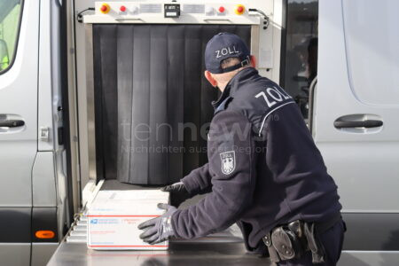 GRAFENWÖHR - 📦 Zoll entdeckt bei routinermäßiger Postkontrolle Viagra und Dopingmittel auf Truppenübungsplatz – Einsatz mit Röntgentechnik & Spürhunden 🐕