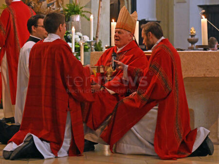 AUGSBURG/ST. OTTILIEN - ✝️ Feierliche Diakonweihe in Augsburg und St. Ottilien! Weihbischof Losinger weiht am 1. und 3. Mai (2025) zwei angehende Priester. "Eine Kirche, die nicht dient, verliert ihr Licht!" 🙏