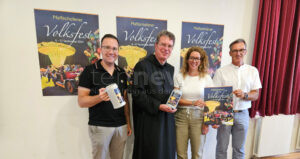 PFAFFENHOFEN AN DER ILM - 🎨 Stadt sucht bis 4. Juni 2025 neues Volksfest-Plakat. Wettbewerb mit 750 Euro Preisgeld, Thema: Begegnung & Tradition 🍺