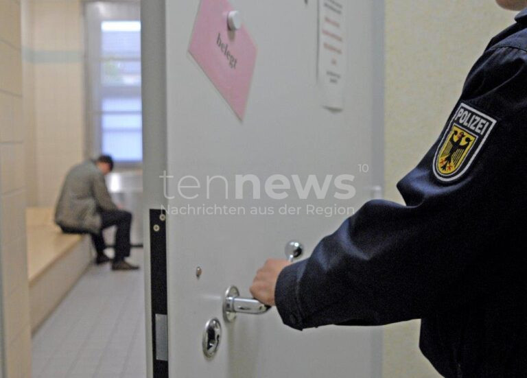 SCHWARZENBACH - 🚔 Fahndungserfolg am Mittwoch (21.05.2025) an der A8! Gesuchter Tscheche (43) mit Einreiseverbot erwischt - Muss 486 Tage Reststrafe absitzen! ⛓ Schlagwörter: