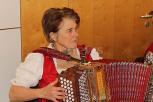 PFAFFENHOFEN - Mittwoch (28.05.2025): Beim Hoagartn im Hofbergsaal gibt’s Musik, Gschichtn und hausgemachten Kuchen – der Eintritt ist frei! 🎶🍰