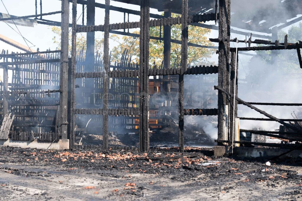 MÜNCHSMÜNSTER - 🔥 Ein Brand in einer Lagerhalle auf einem Wertstoffhof hat am Dienstag (13.05.2025) für massiven Rauch und hohe Schäden gesorgt. 🚒