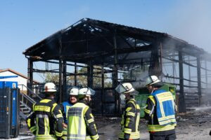 MÜNCHSMÜNSTER - 🔥 Ein Brand in einer Lagerhalle auf einem Wertstoffhof hat am Dienstag (13.05.2025) für massiven Rauch und hohe Schäden gesorgt. 🚒