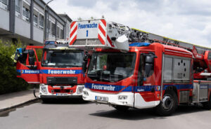 LANDSHUT - 🧗‍♂️ 24-Jähriger klettert für Handybilder am Samstag (14.09.2025) betrunken auf Martinskirche! Lebensgefährliche Fotoaktion endet glimpflich! 🚁