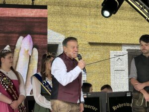 SCHROBENHAUSEN - Samstag (24.05.2025): Beim Spargelfest gab’s Schälwettbewerb, Livemusik, königlichen Besuch und Genuss pur rund um das Edelgemüse. 🎶🥂