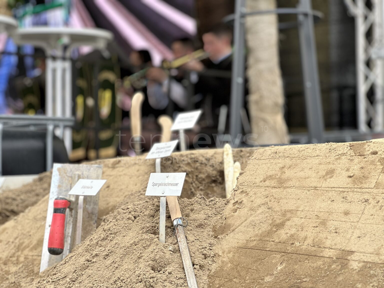 SCHROBENHAUSEN - Samstag (24.05.2025): Beim Spargelfest gab’s Schälwettbewerb, Livemusik, königlichen Besuch und Genuss pur rund um das Edelgemüse. 🎶🥂
