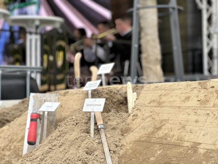 SCHROBENHAUSEN - Samstag (24.05.2025): Beim Spargelfest gab’s Schälwettbewerb, Livemusik, königlichen Besuch und Genuss pur rund um das Edelgemüse. 🎶🥂