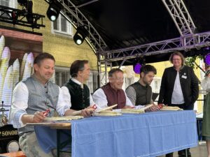 SCHROBENHAUSEN - Samstag (24.05.2025): Beim Spargelfest gab’s Schälwettbewerb, Livemusik, königlichen Besuch und Genuss pur rund um das Edelgemüse. 🎶🥂