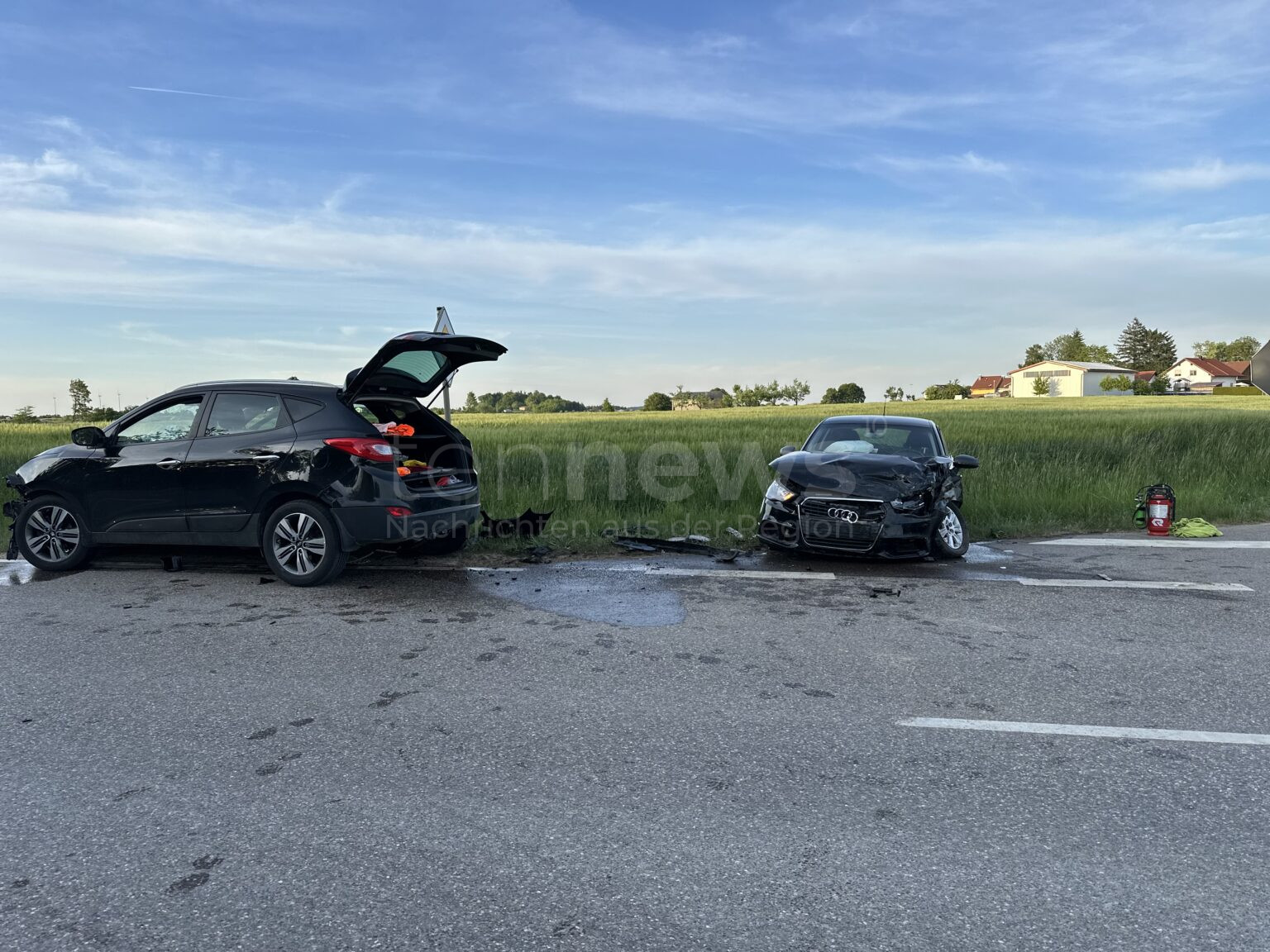 TITTING - 💥 Schwerer Frontalzusammenstoß am Dienstag (14.05.2025) auf Staatsstraße 2228! Alkoholisierter Fahrer (23) übersieht beim Abbiegen entgegenkommendes Auto - Frau (31) mit Hubschrauber ins Klinikum geflogen. 🚁