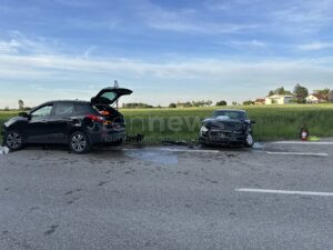 TITTING - 💥 Schwerer Frontalzusammenstoß am Dienstag (14.05.2025) auf Staatsstraße 2228! Alkoholisierter Fahrer (23) übersieht beim Abbiegen entgegenkommendes Auto - Frau (31) mit Hubschrauber ins Klinikum geflogen. 🚁