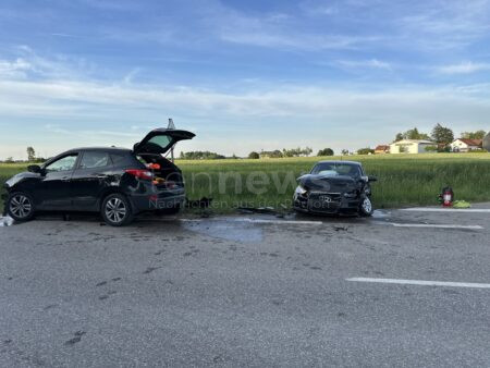 TITTING - 💥 Schwerer Frontalzusammenstoß am Dienstag (14.05.2025) auf Staatsstraße 2228! Alkoholisierter Fahrer (23) übersieht beim Abbiegen entgegenkommendes Auto - Frau (31) mit Hubschrauber ins Klinikum geflogen. 🚁