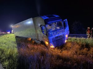 WAIDHOFEN - 🦌 Fünf Rehe verursachen am Dienstag (13.05.2025) gefährlichen Unfall auf der B300! Sattelzug mit Kühlgut droht umzukippen - aufwändige Bergung mit zwei Kränen nötig. 🚛