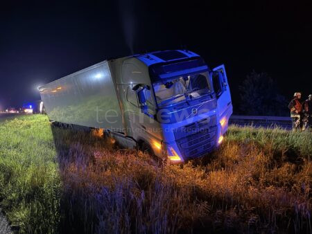 WAIDHOFEN - 🦌 Fünf Rehe verursachen am Dienstag (13.05.2025) gefährlichen Unfall auf der B300! Sattelzug mit Kühlgut droht umzukippen - aufwändige Bergung mit zwei Kränen nötig. 🚛