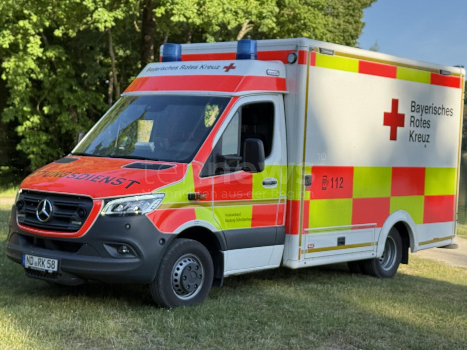KARLSKRON - 🛵 Schwerer Sturz am Freitag (30.05.2025)! Vespa-Fahrer (76) verletzt Wirbelsäule auf Kies bedeckter Fahrbahn! 🚑