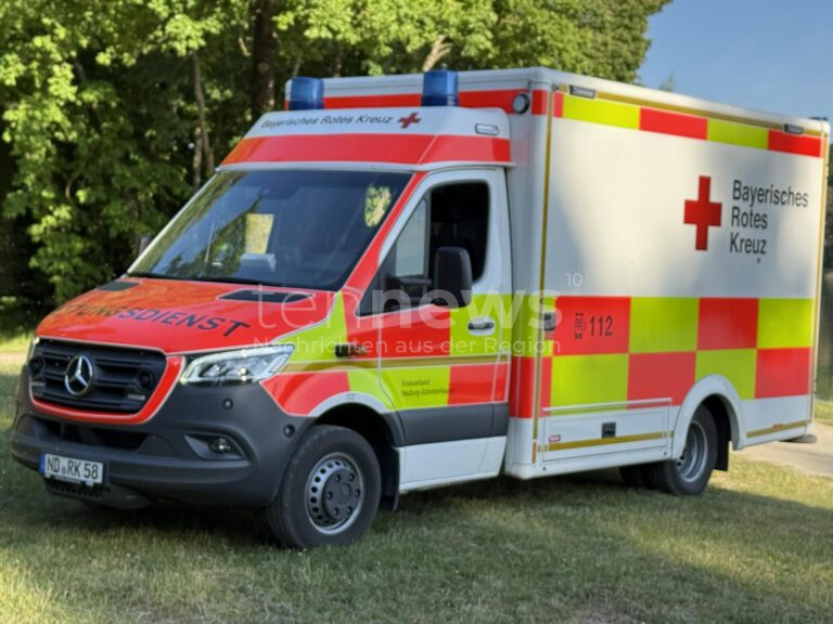 KARLSKRON - 🛵 Schwerer Sturz am Freitag (30.05.2025)! Vespa-Fahrer (76) verletzt Wirbelsäule auf Kies bedeckter Fahrbahn! 🚑